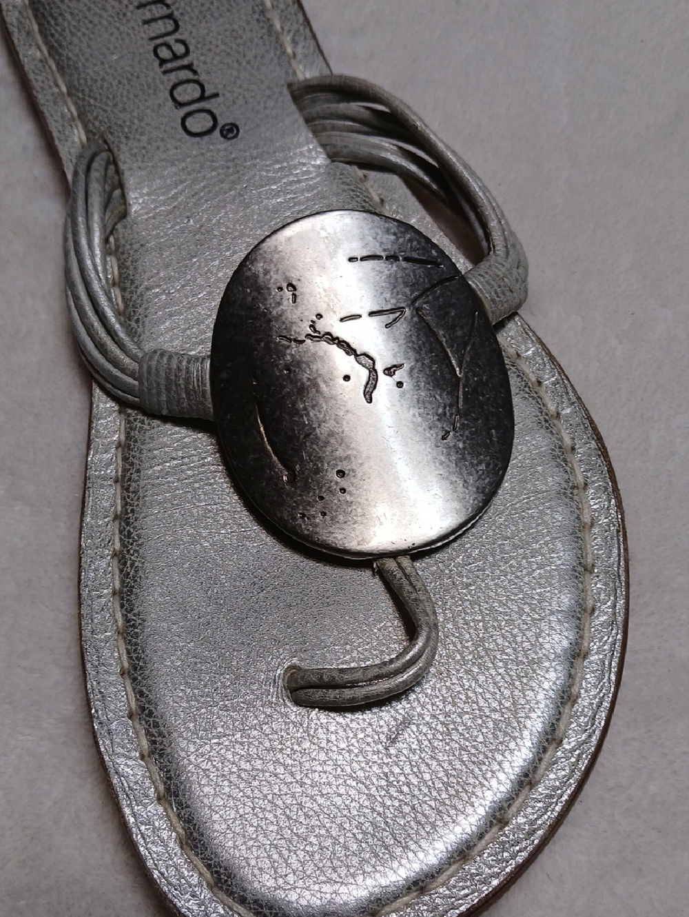 Bernardo Silver Thong Sandals Whit Medallion Logo Size 10 - Picture 6 of 6